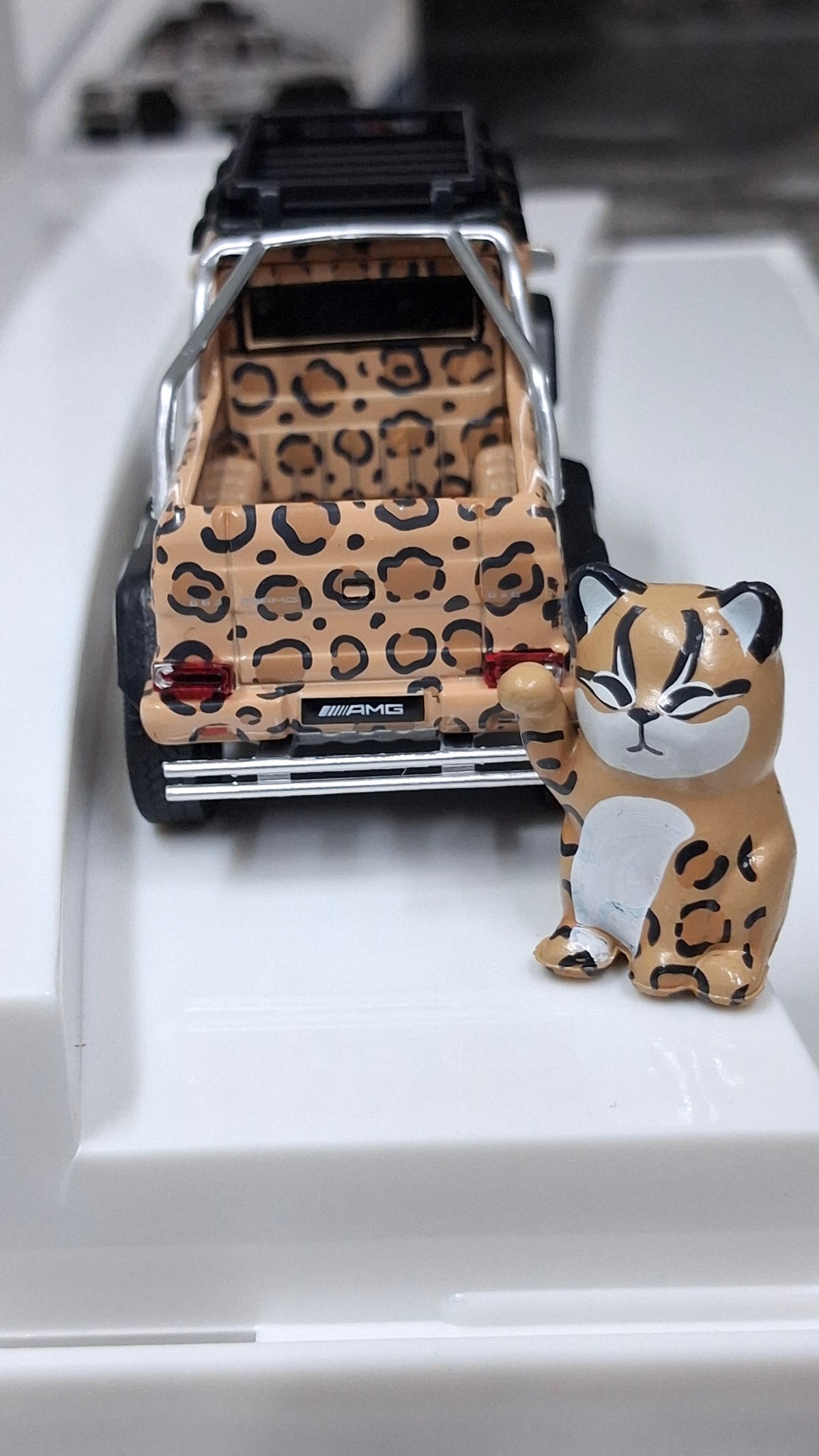 Mercedes Benz - G63 AMG | 6×6 with leopard car family 1:64 ERA CAR