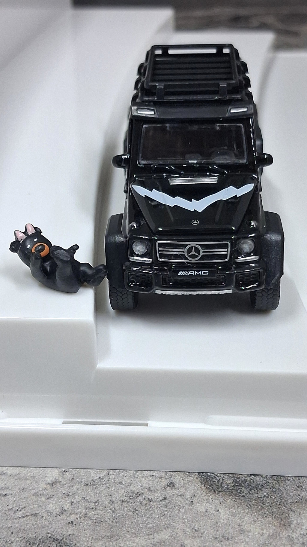 Mercedes Benz - G63 AMG | 6×6 with black bear family 1:64 ERA CAR