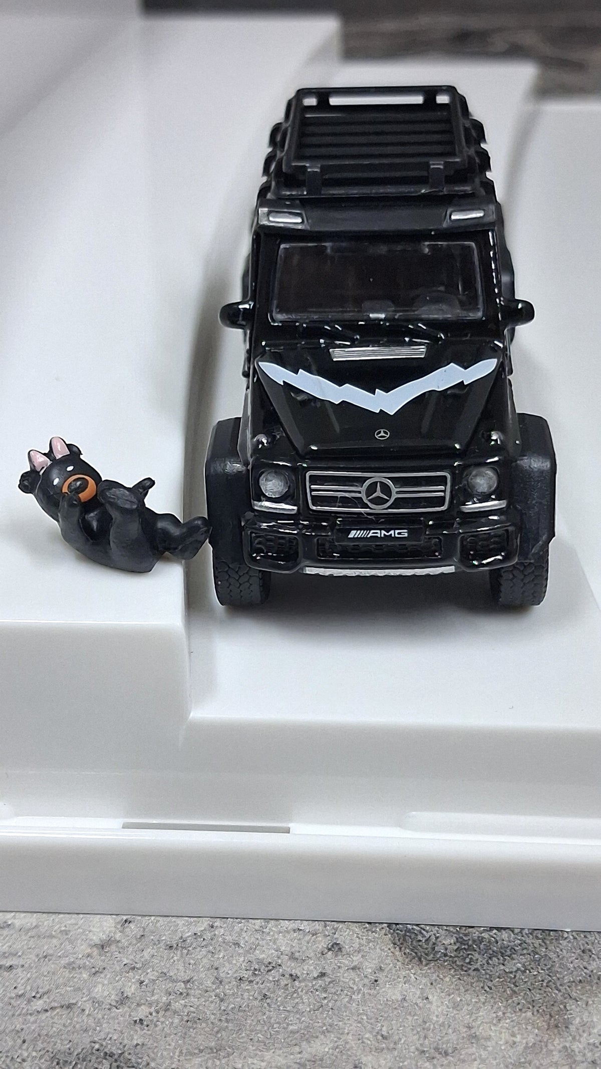 Mercedes Benz - G63 AMG | 6×6 with black bear family 1:64 ERA CAR