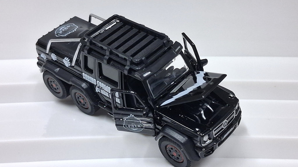 Mercedes Benz - G63 AMG | 6×6 with black bear family 1:64 ERA CAR