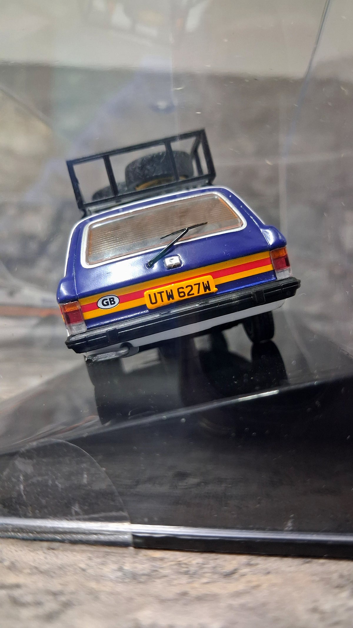 Ford Granada - mk2 Turnier | 1980 Rothmans Rally Assistance - 1:43 IXO
