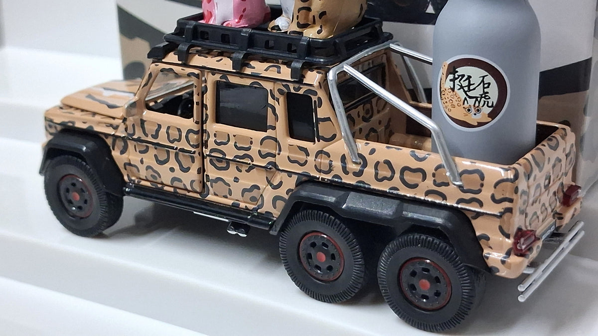 Mercedes Benz - G63 AMG | 6×6 with leopard car family 1:64 ERA CAR